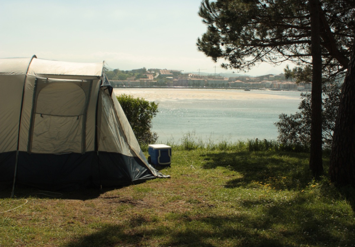 Parcela camping vista bahía San Vicente marea baja