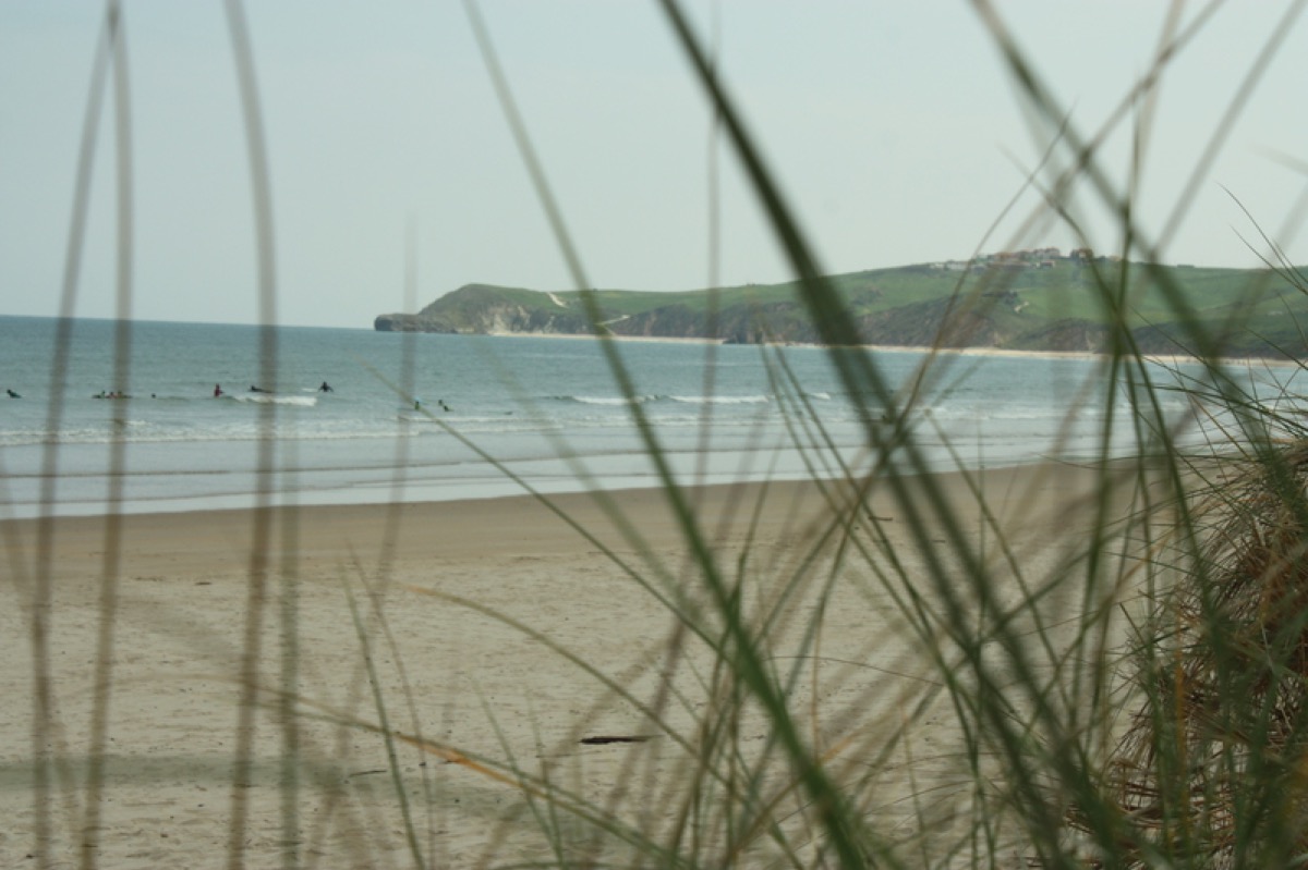 Surfistas en la playa Merón, San Vicente de la Barquera, Cantabria