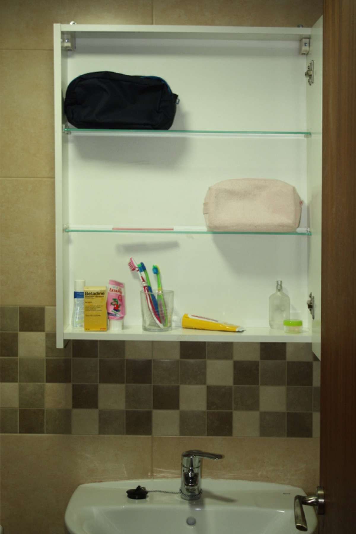 Armario abierto baño bungalow, San Vicente de la Barquera, Cantabria