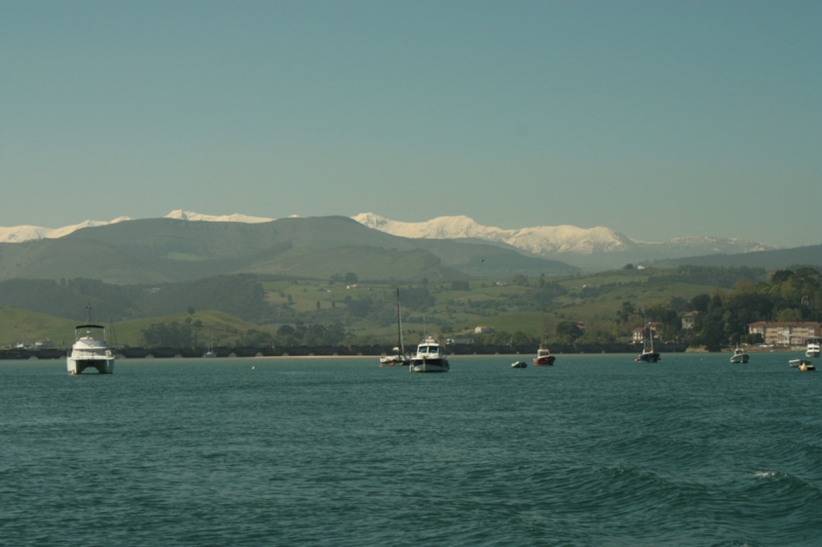 Vista bahía, montañas y puente largo en San Vicente