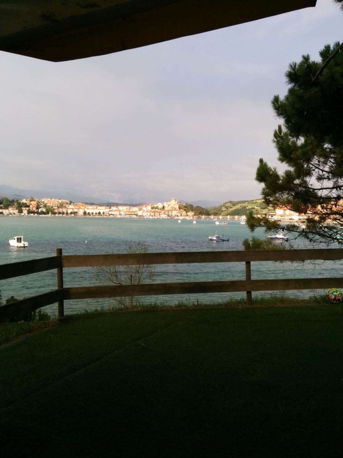 Vistas bahía soleada San Vicente de la Barquera desde bungalow