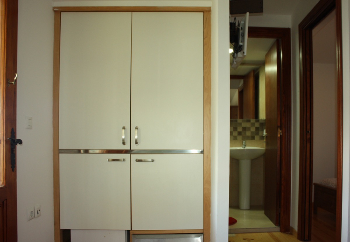 Cocina cerrada y baño bungalow, San Vicente de la Barquera, Cantabria