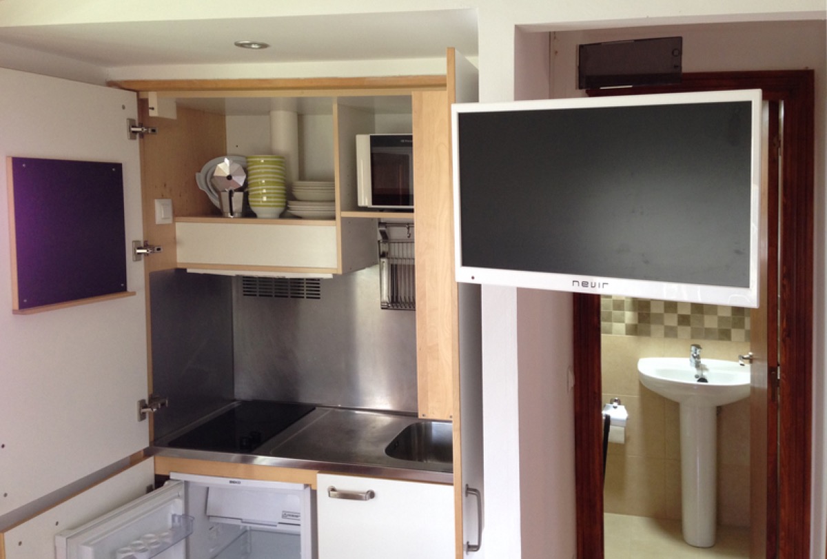 Vista interior, cocina y televisión bungalow, San Vicente de la Barquera, Cantabria