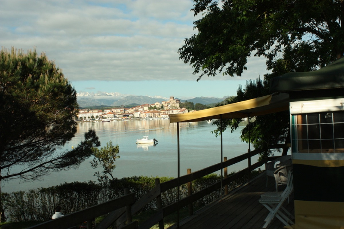 Vistas bahía San Vicente de la Barquera desde bungalow, Cantabria