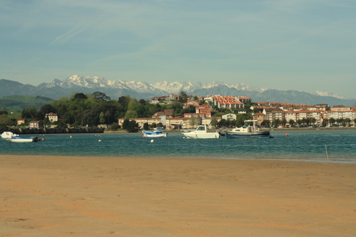 Playa Tostadero vista bahía San Vicente de la Barquera, Cantabria
