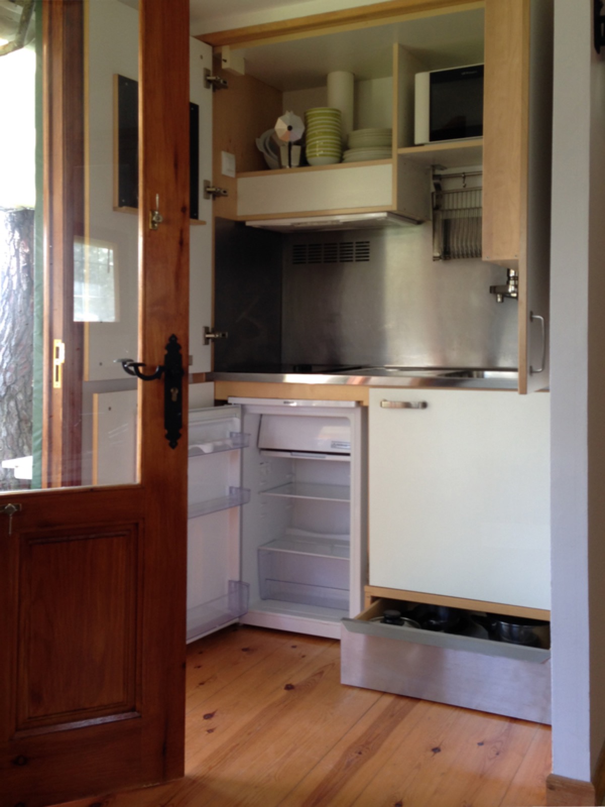 Cocina abierta y puerta bungalow, San Vicente de la Barquera, Cantabria