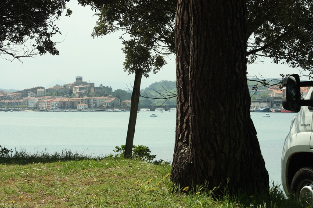 Parcela camping vistas bahía y castillo San Vicente, Cantabria
