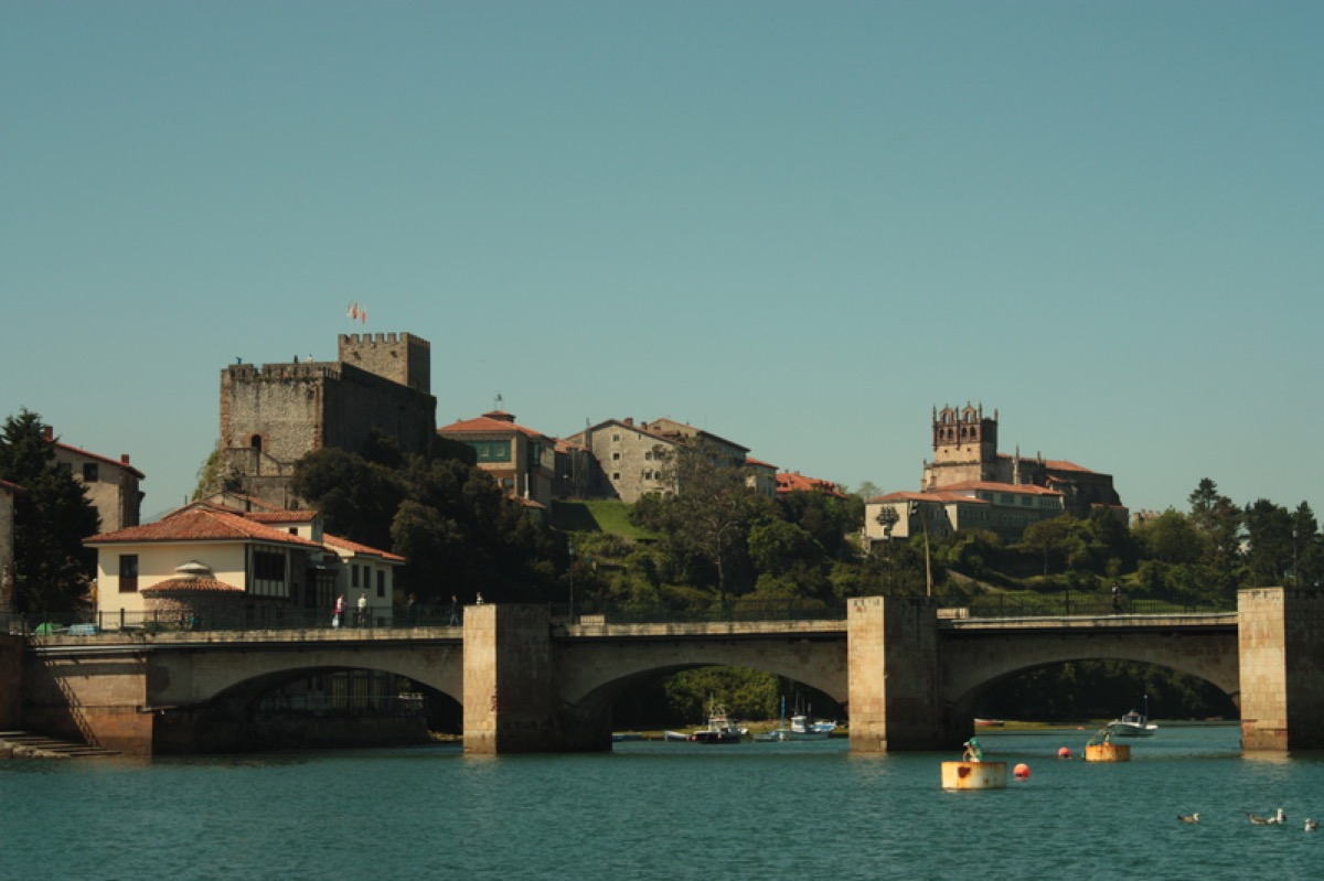 Puente, castillo e iglesia San Vicente de la Barquera